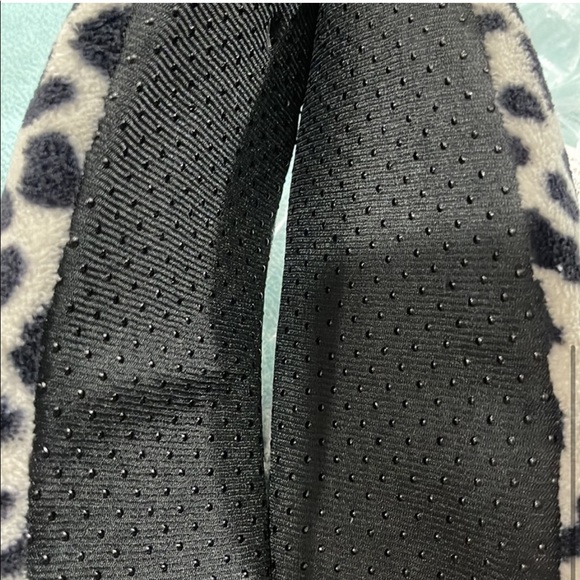 ISAAC MIZRAHI Sherpa Leopard Slippers - Picture 3 of 8